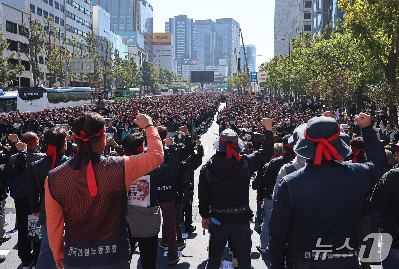 (서울=뉴스1) 김성진 기자 = 민주노총 전국건설노조 조합원들이 22일 서울 중구 서울시청 인근에서 10.22 원청단협 쟁취 총력상경투쟁 집회를 하고 있다. 2026.10.22/뉴 …