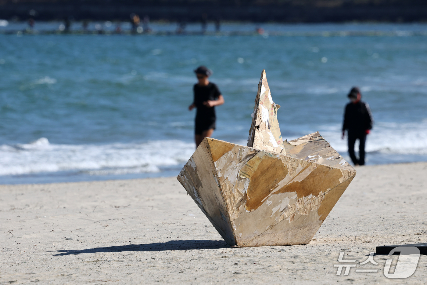 (포항=뉴스1) 최창호 기자 = 22일 오후 경북 포항시 송도해수욕장 백사장에 '2026 포항스틸아트 페스티벌' 작품이 설치되고 있다. 2026.10.22/뉴스1
