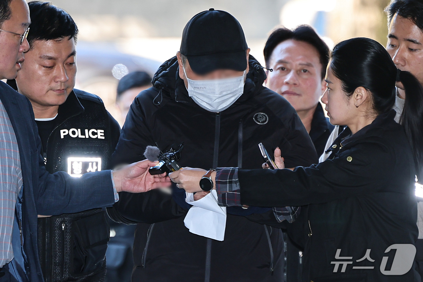 (서울=뉴스1) 김도우 기자 = '역삼동 70대 연쇄방화범' 피의자가 22일 서울 서초구 서울중앙지방법원에서 열린 구속 전 피의자 심문(영장실질심사)에 출석하고 있다. 2026.1 …