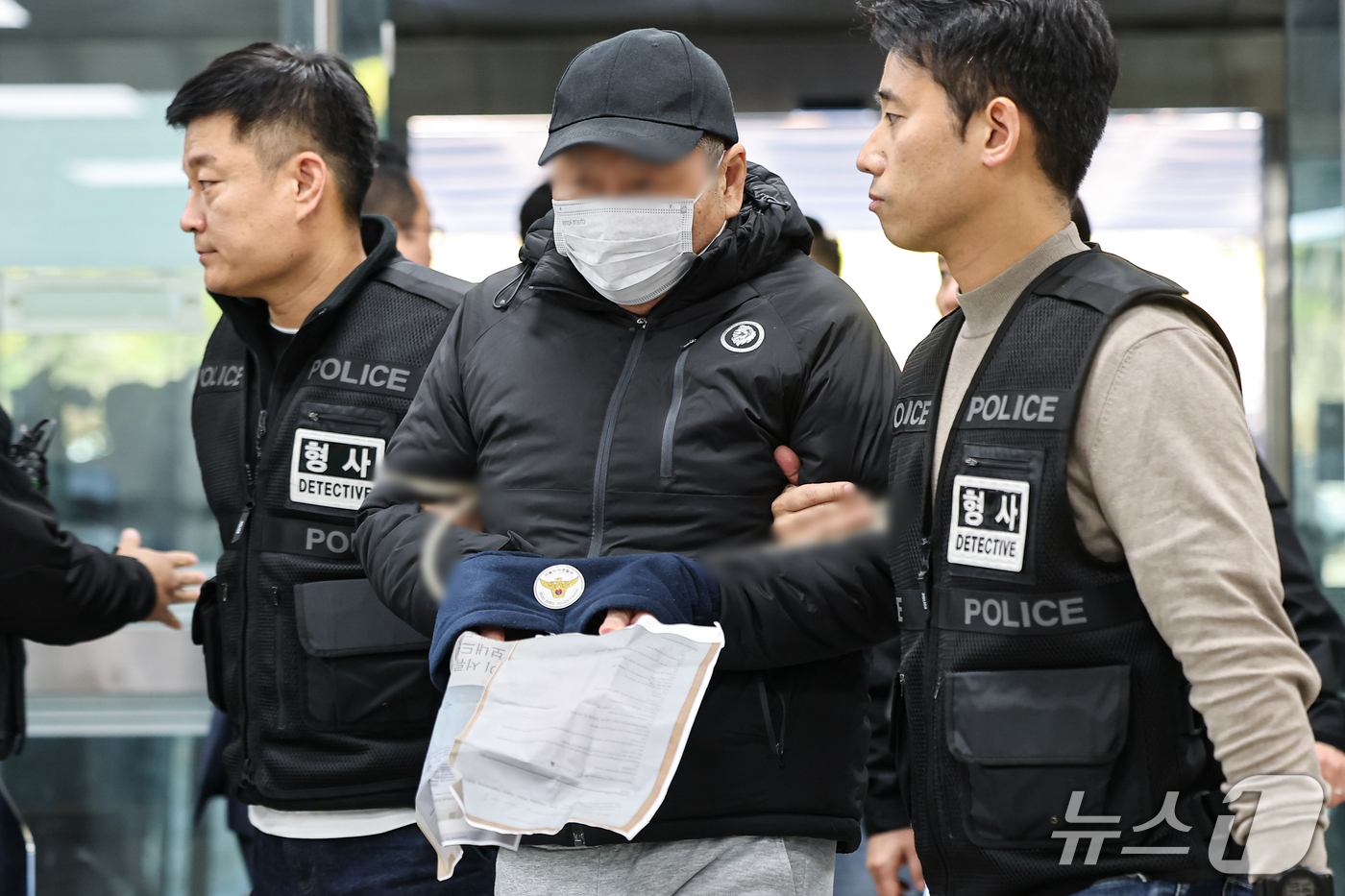 (서울=뉴스1) 김도우 기자 = '역삼동 70대 연쇄방화범' 피의자가 22일 서울 서초구 서울중앙지방법원에서 열린 구속 전 피의자 심문(영장실질심사)에 출석하고 있다. 2026.1 …