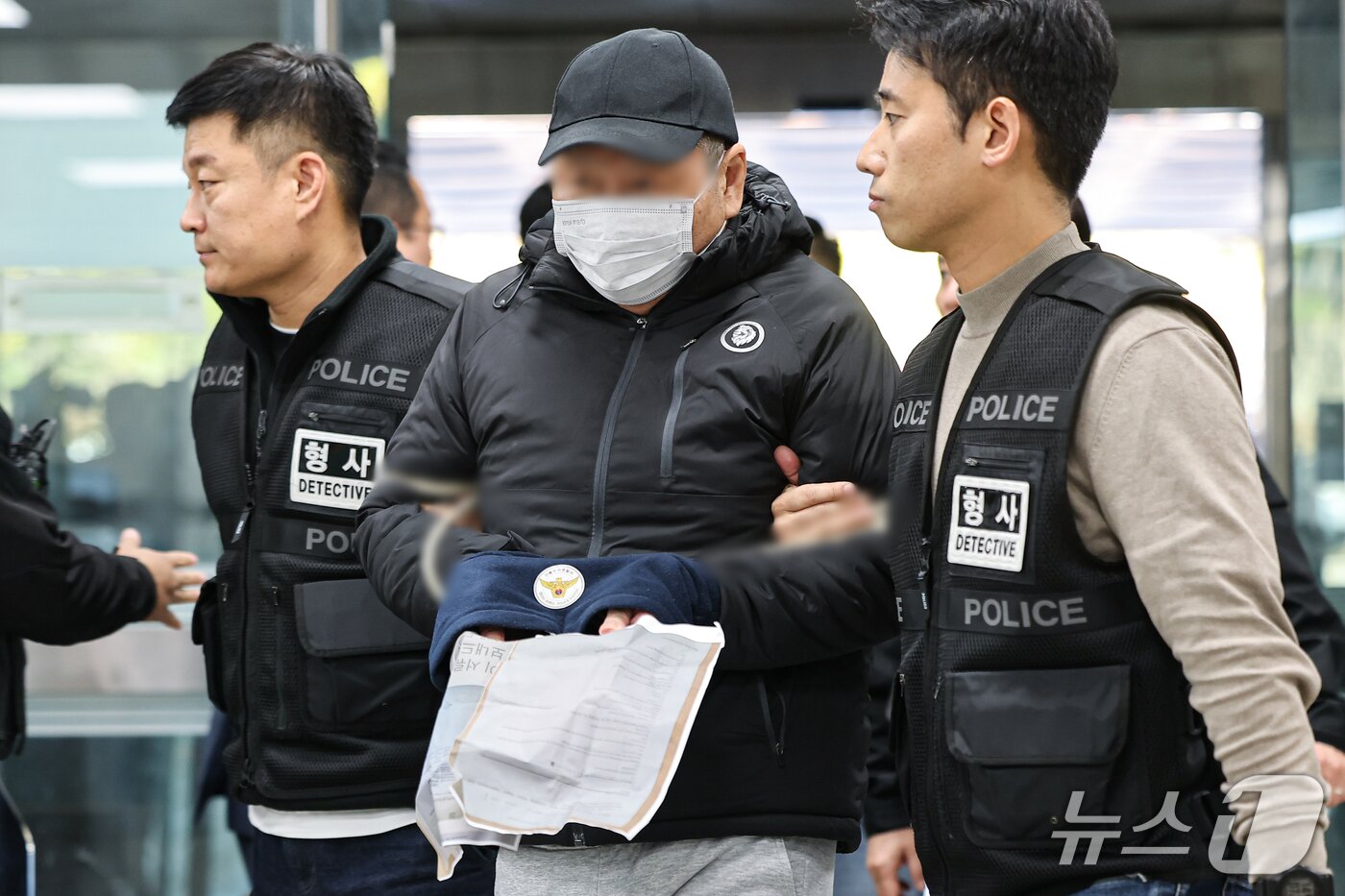 본문 이미지 - '역삼동 70대 연쇄방화범' 피의자가 22일 서울 서초구 서울중앙지방법원에서 열린 구속 전 피의자 심문(영장실질심사)에 출석하고 있다. 2026.10.22 ⓒ 뉴스1 김도우 기자