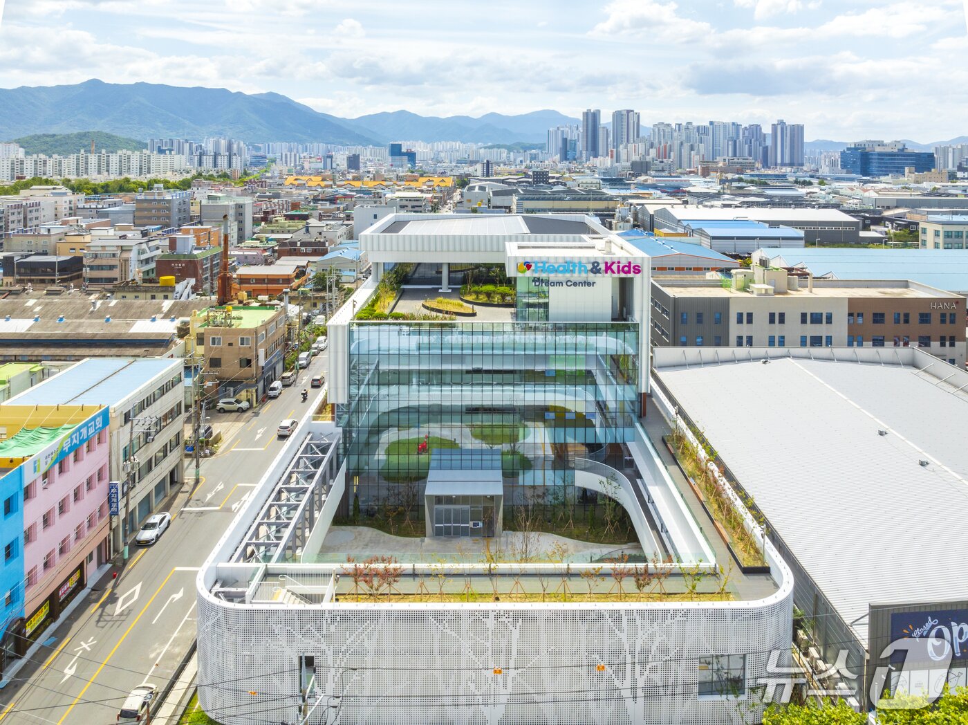 본문 이미지 - 대구 서구 중리동 헬스앤키즈드림센터 전경.(대구 서구 제공. 재판매 및 DB 금지)/뉴스1