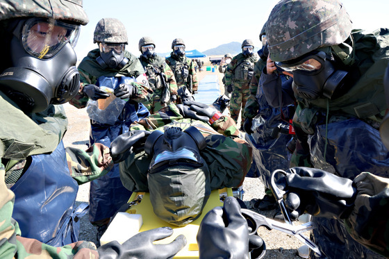 정부세종청사 일대 적 화학탄 낙하, 정밀제독 훈련 하는 제32보병사단 장병들