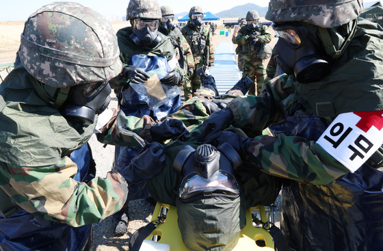 정부세종청사 일대 적 화학탄 낙하, 정밀제독 훈련 하는 제32보병사단 장병들