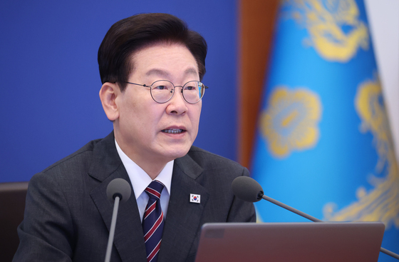 수석보좌관회의서 발언하는 이재명 대통령