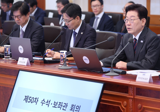 수석보좌관회의서 발언하는 이재명 대통령