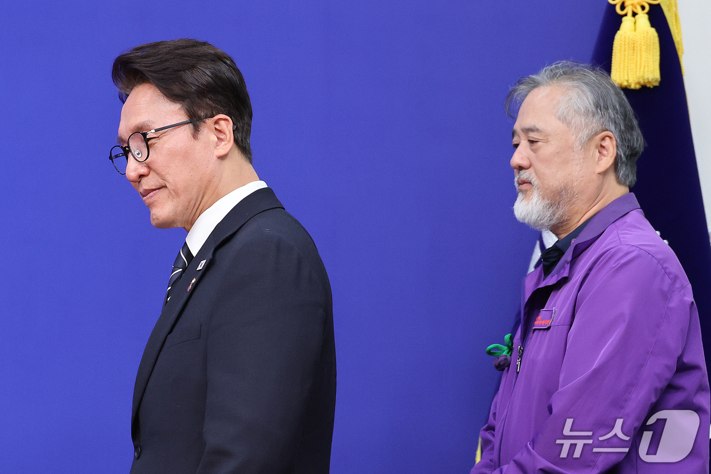(서울=뉴스1) 신웅수 기자 = 김민석 더불어민주당 대표가 22일 서울 여의도 국회에서 10.29 이태원 참사 4주기 유가족협의회 대표단을 면담하고 있다. 2026.10.22/뉴스 …