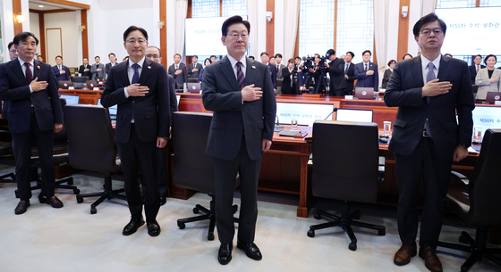 '수석보좌관회의' 국민의례 하는 이재명 대통령