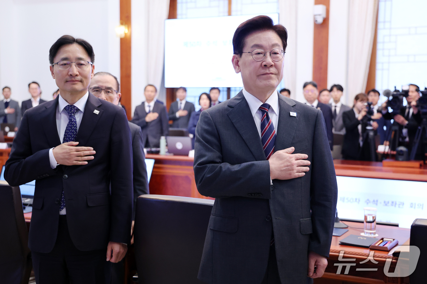 (서울=뉴스1) 이재명 기자 = 이재명 대통령이 22일 청와대에서 열린 수석보좌관회의에서 국민의례를 하고 있다. 2026.10.22/뉴스1