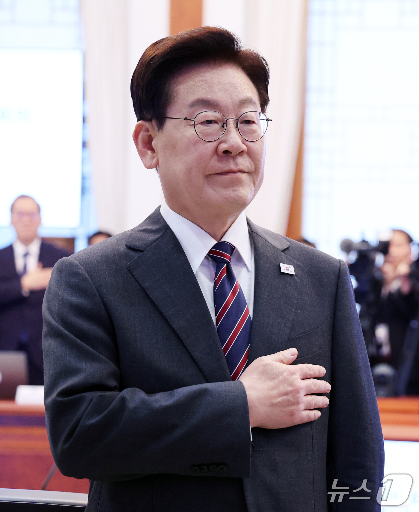 (서울=뉴스1) 이재명 기자 = 이재명 대통령이 22일 청와대에서 열린 수석보좌관회의에서 국민의례를 하고 있다. 2026.10.22/뉴스1