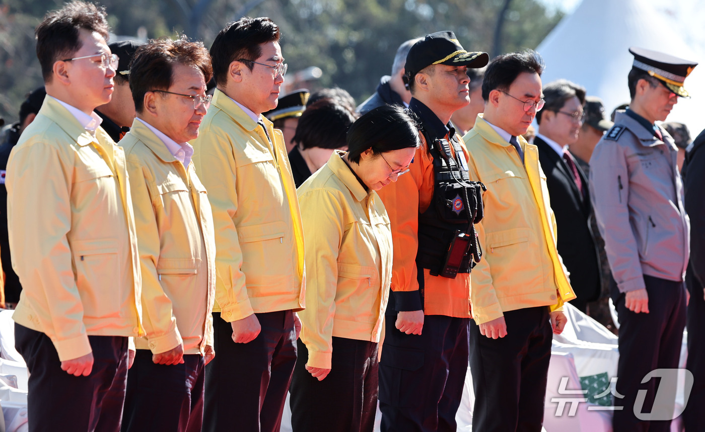 (인천=뉴스1) 이종수 기자 = 한성숙 국무총리가 22일 오후 인천 중구 인스파이어 리조트에서 열린 ‘2026년 국가단위 긴급구조종합훈련’에서 묵념하고 있다. 2026.10.22/ …