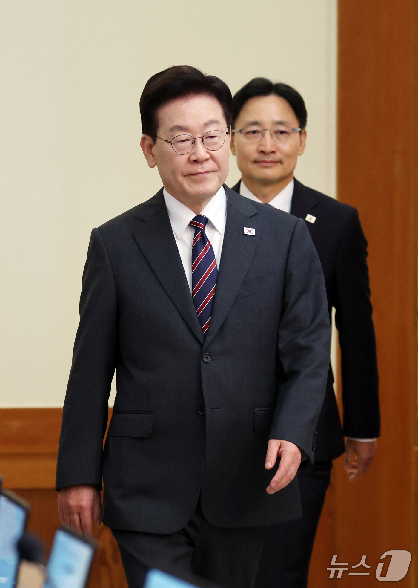 (서울=뉴스1) 이재명 기자 = 이재명 대통령이 22일 청와대에서 열린 수석보좌관회의에 입장하고 있다. 2026.10.22/뉴스1