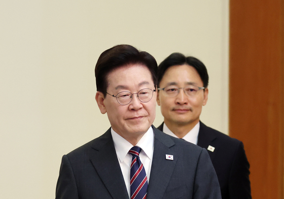 수석보좌관회의 입장하는 이재명 대통령