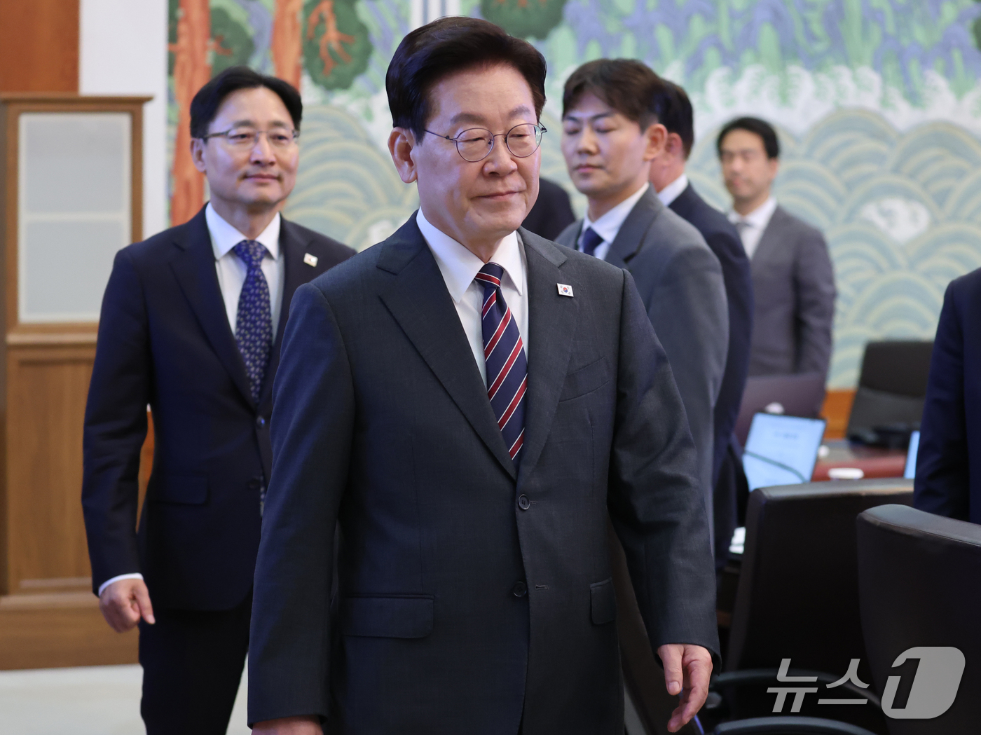 (서울=뉴스1) 이재명 기자 = 이재명 대통령이 22일 청와대에서 열린 수석보좌관회의에 입장하고 있다. 2026.10.22/뉴스1
