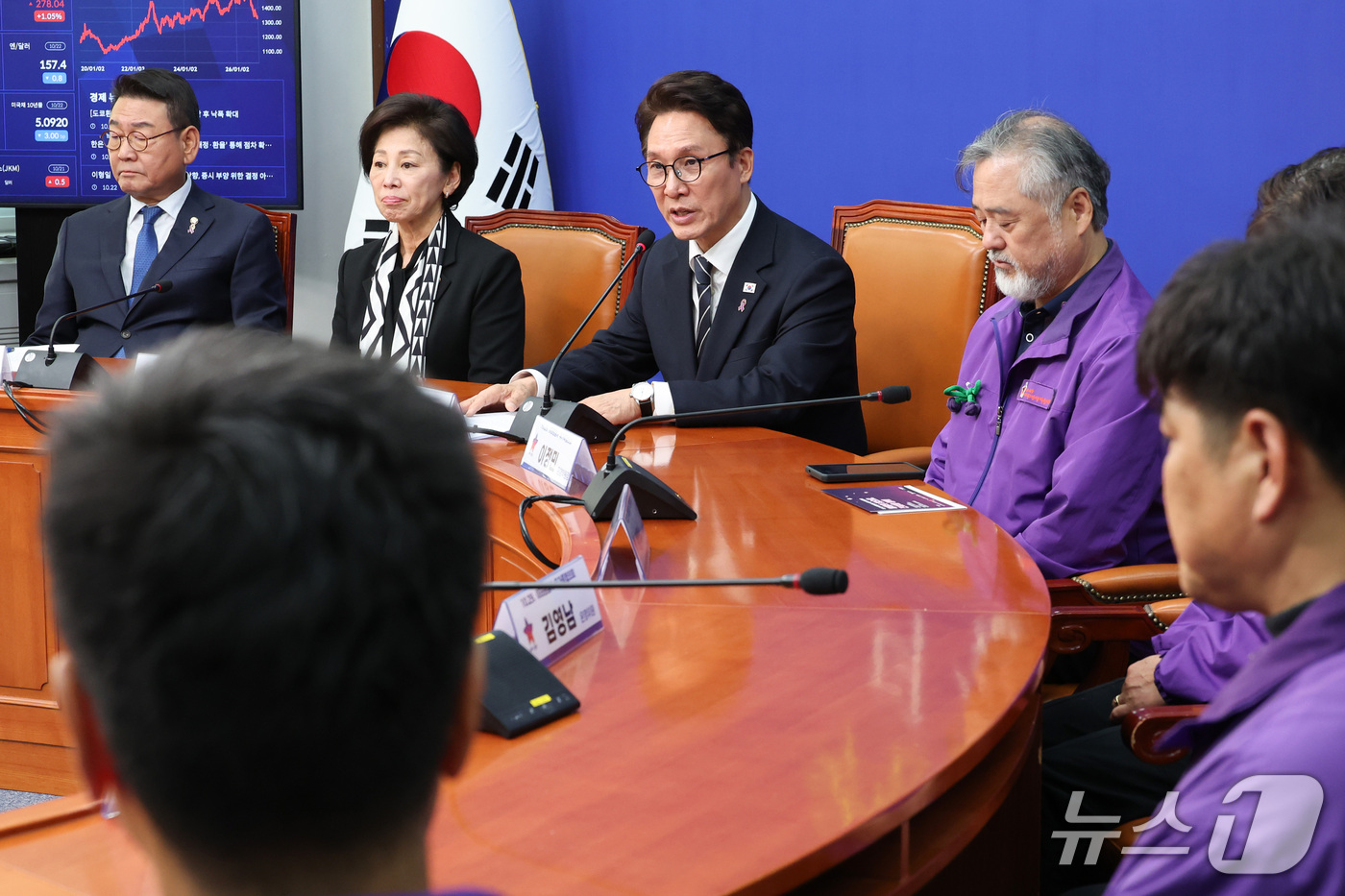 (서울=뉴스1) 신웅수 기자 = 김민석 더불어민주당 대표가 22일 서울 여의도 국회에서 10.29 이태원 참사 4주기 유가족협의회 대표단을 면담하고 있다. 2026.10.22/뉴스 …