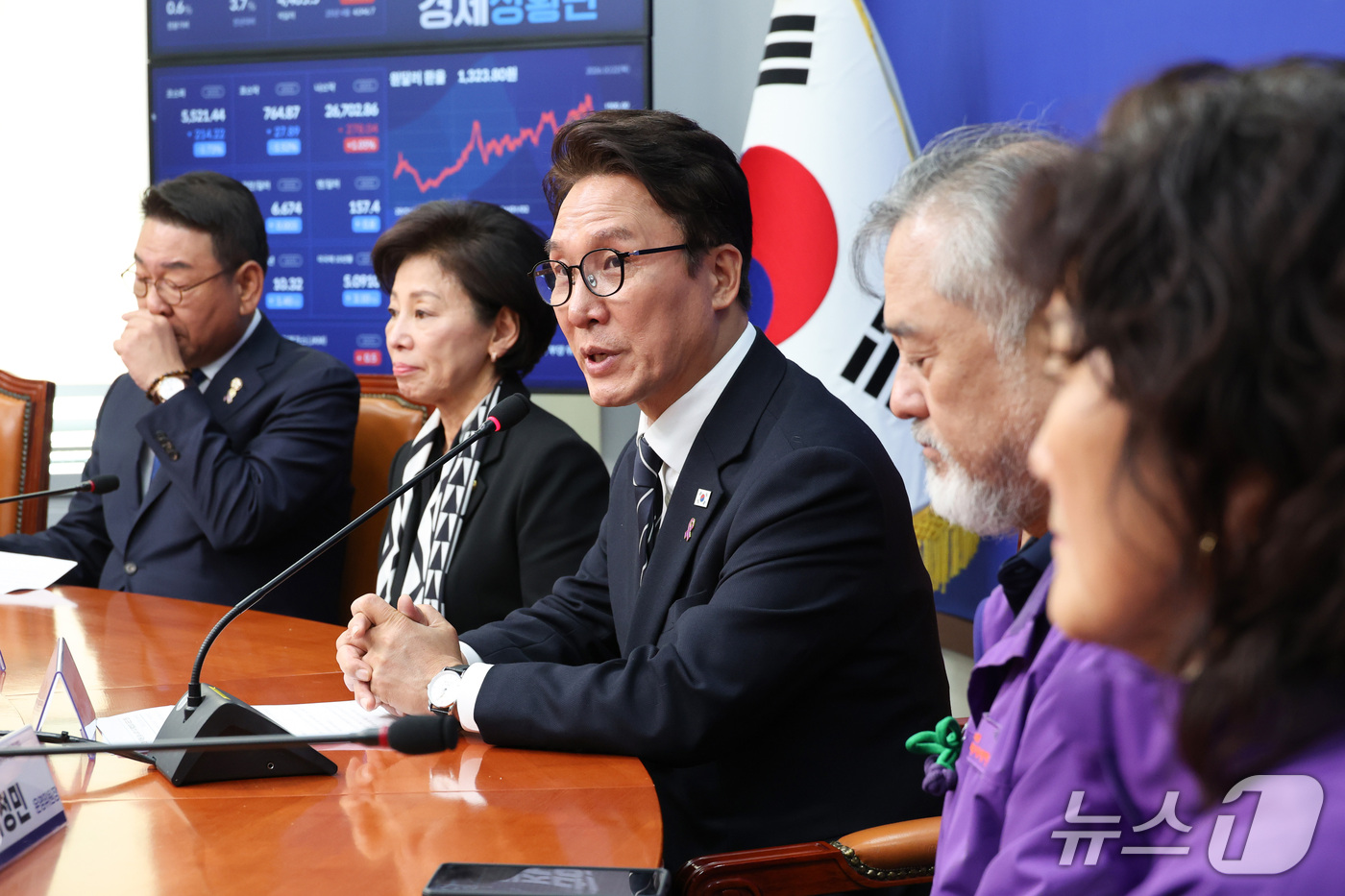 (서울=뉴스1) 신웅수 기자 = 김민석 더불어민주당 대표가 22일 서울 여의도 국회에서 10.29 이태원 참사 4주기 유가족협의회 대표단을 면담하고 있다. 2026.10.22/뉴스 …