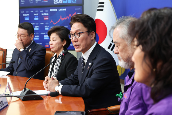 이태원참사 유가족에게 인사말하는 김민석