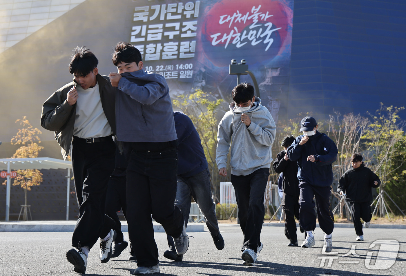 (인천=뉴스1) 이종수 기자 = 22일 오후 인천 중구 인스파이어 리조트에서 열린 ‘2026년 국가단위 긴급구조종합훈련’에서 참가자들이 대피 훈련을 하고 있다. 2026.10.22 …