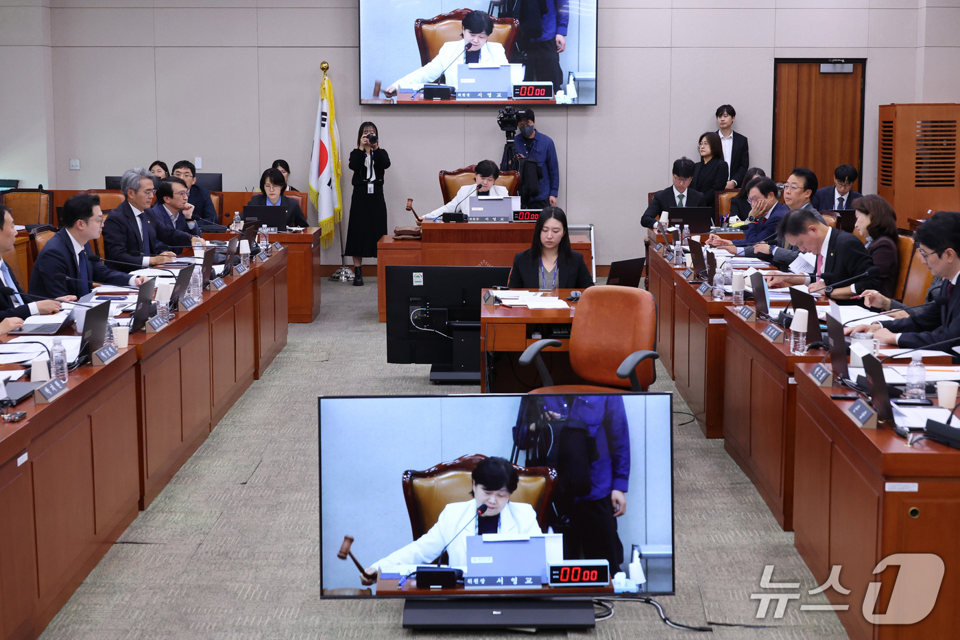 (서울=뉴스1) 신웅수 기자 = 서영교 위원장이 22일 서울 여의도 국회에서 열린 법제사법위원회 전체회의에서 최길수 특별감찰관 후보자에 대한 인사청문경과보고서를 채택하고 있다. 2 …