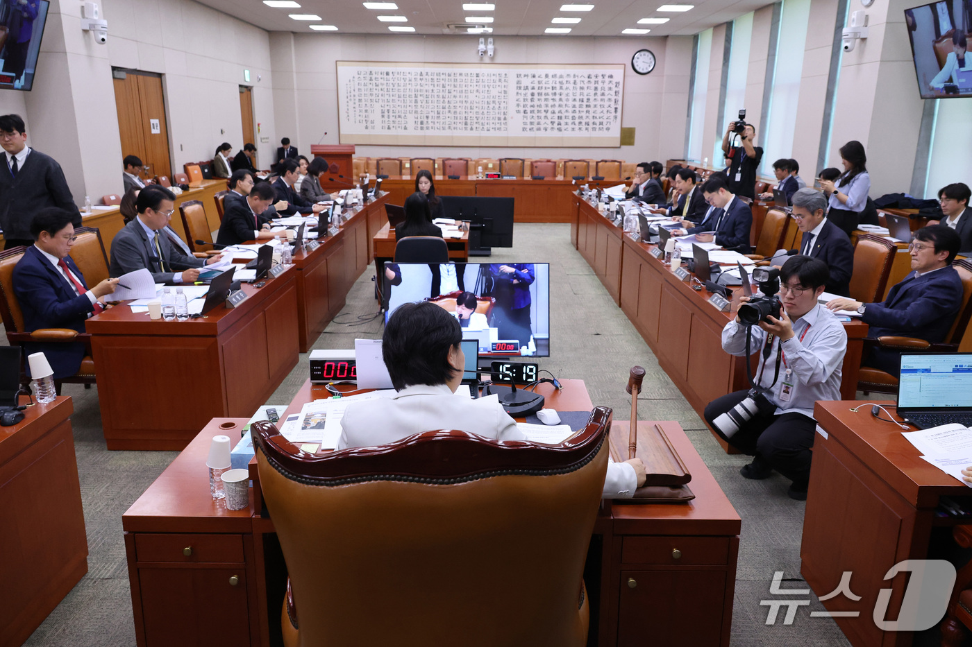 (서울=뉴스1) 신웅수 기자 = 서영교 위원장이 22일 서울 여의도 국회에서 열린 법제사법위원회 전체회의에서 최길수 특별감찰관 후보자에 대한 인사청문경과보고서를 채택하고 있다. 2 …