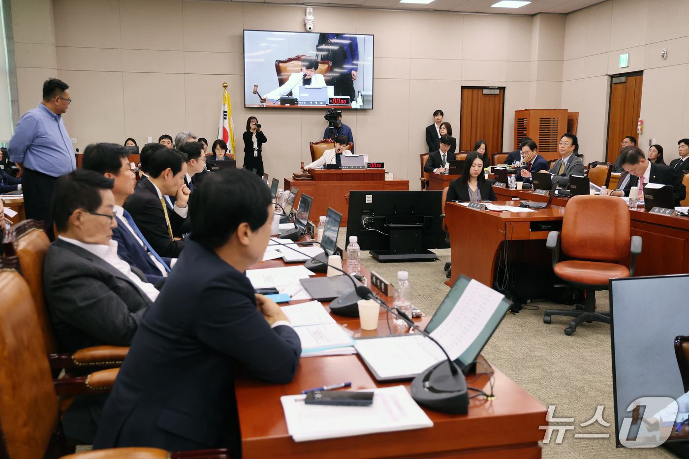 (서울=뉴스1) 황기선 기자 = 서영교 법사위원장이 22일 오후 서울 여의도 국회에서 열린 법제사법위원회 전체회의에서 의사봉을 두드리고 있다.이날 국회 법제사법위원회는 최길수 특별 …