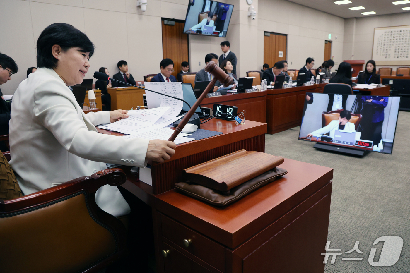 (서울=뉴스1) 황기선 기자 = 서영교 법사위원장이 22일 오후 서울 여의도 국회에서 열린 법제사법위원회 전체회의에서 의사봉을 두드리고 있다.이날 국회 법제사법위원회는 최길수 특별 …