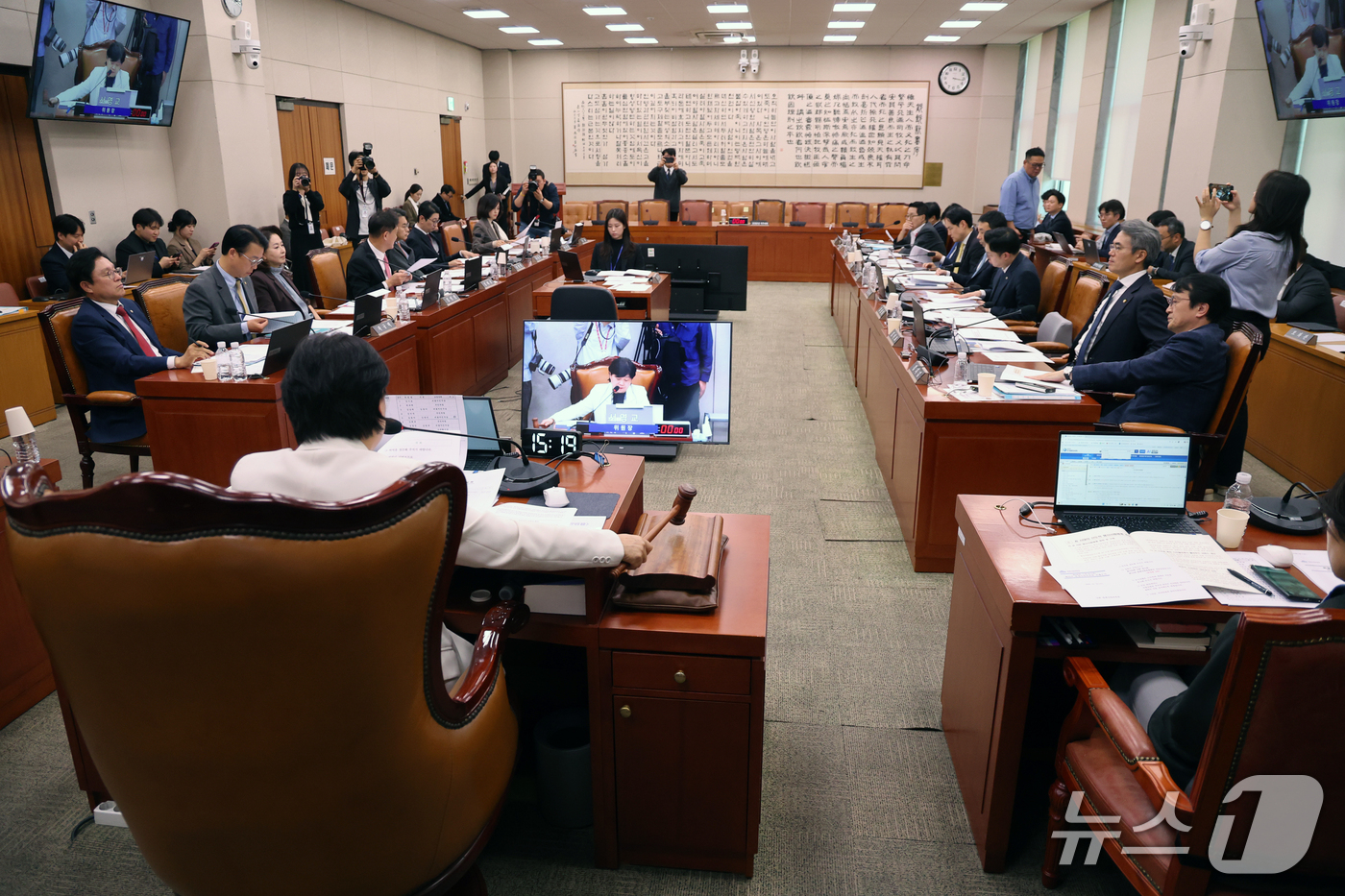 (서울=뉴스1) 황기선 기자 = 서영교 법사위원장이 22일 오후 서울 여의도 국회에서 열린 법제사법위원회 전체회의에서 의사봉을 두드리고 있다.이날 국회 법제사법위원회는 최길수 특별 …