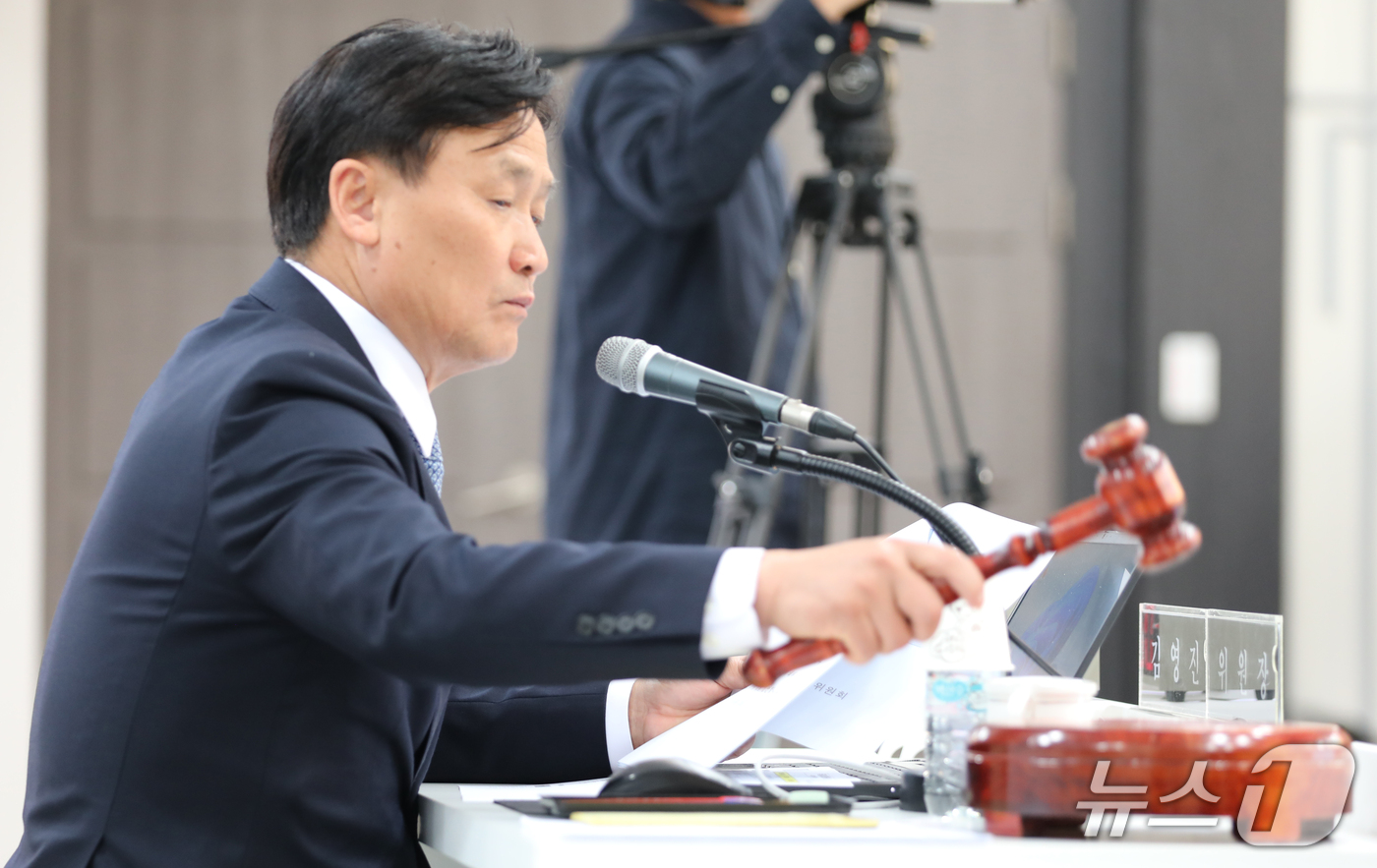 (광주=뉴스1) 안재영 기자 = 김영진 행정안전위원회 위원장이 22일 전남광주통합특별시 광주청사 중회의실에서 열린 국회 행정안전위원회 국정 감사에서 광주·전남경찰청에 대한 감사 개 …