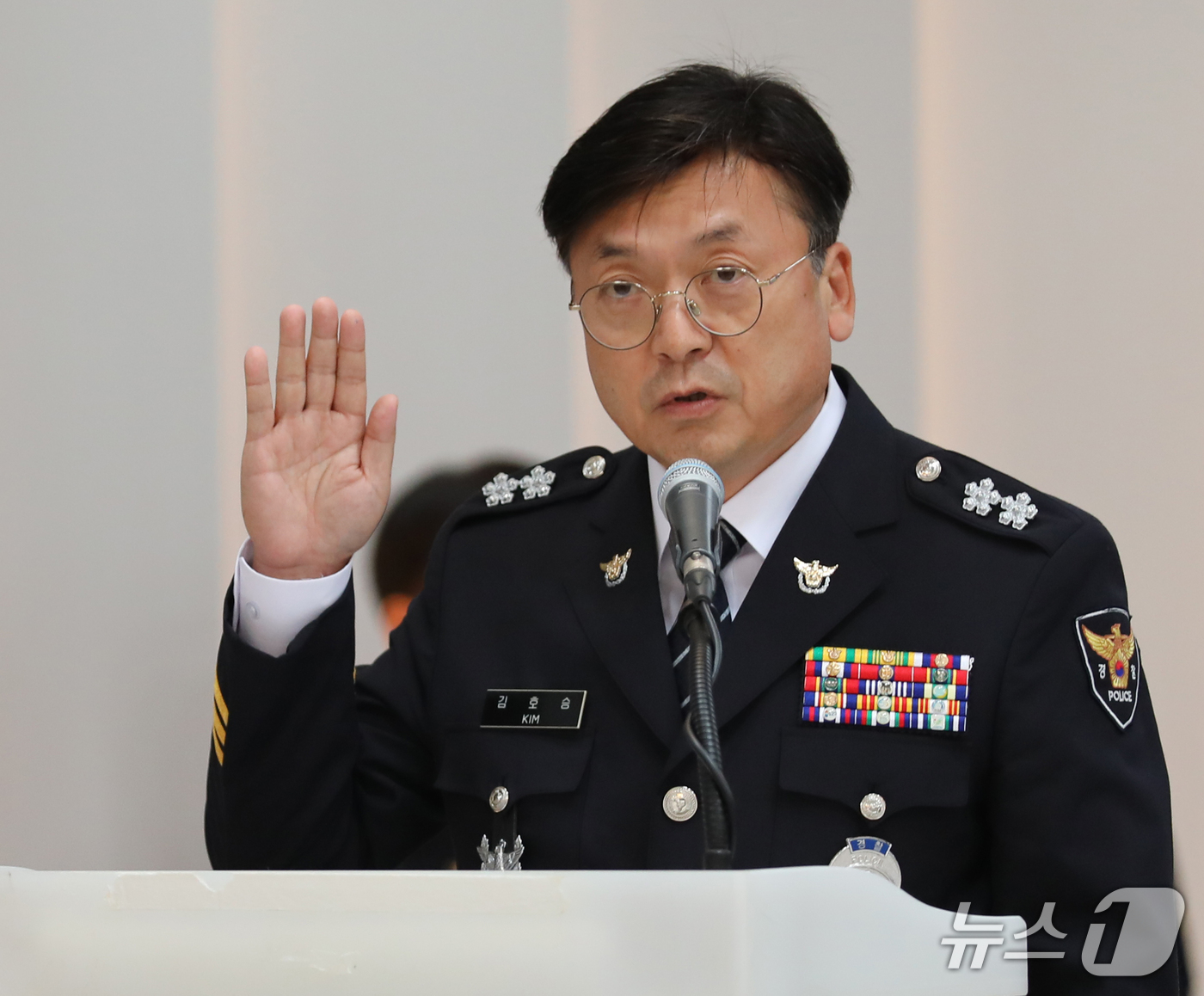 (광주=뉴스1) 안재영 기자 = 김호승 전남경찰청장이 22일 전남광주통합특별시 광주청사 중회의실에서 열린 국회 행정안전위원회 국정 감사에서 증인선서를 하고 있다. 2026.10.2 …