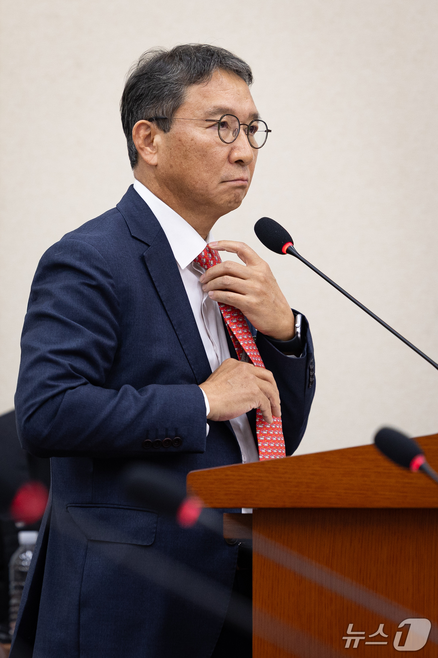 (서울=뉴스1) 유승관 기자 = 김학수 넥스트레이드 대표가 22일 서울 여의도 국회에서 열린 정무위원회의 금융위원회, 금융감독원 등에 대한 국정감사 종합감사에 인반증인으로 출석해 …