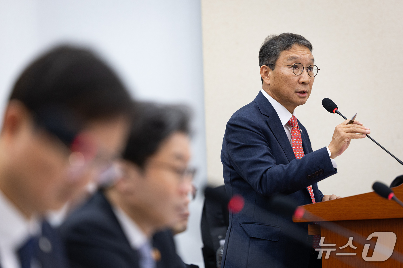 (서울=뉴스1) 유승관 기자 = 김학수 넥스트레이드 대표가 22일 서울 여의도 국회에서 열린 정무위원회의 금융위원회, 금융감독원 등에 대한 국정감사 종합감사에 인반증인으로 출석해 …