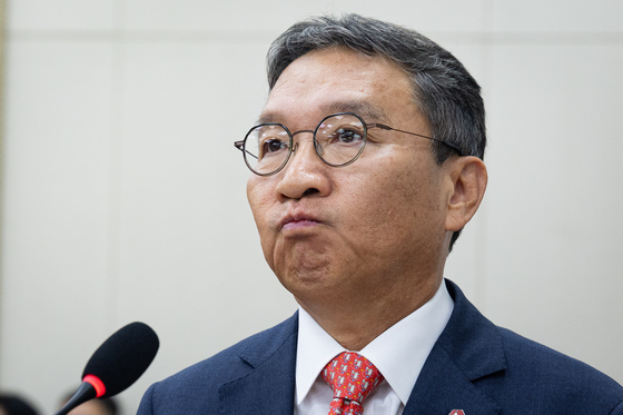 [국감] 굳은 표정으로 질의 듣는 김학수 넥스트레이드 대표