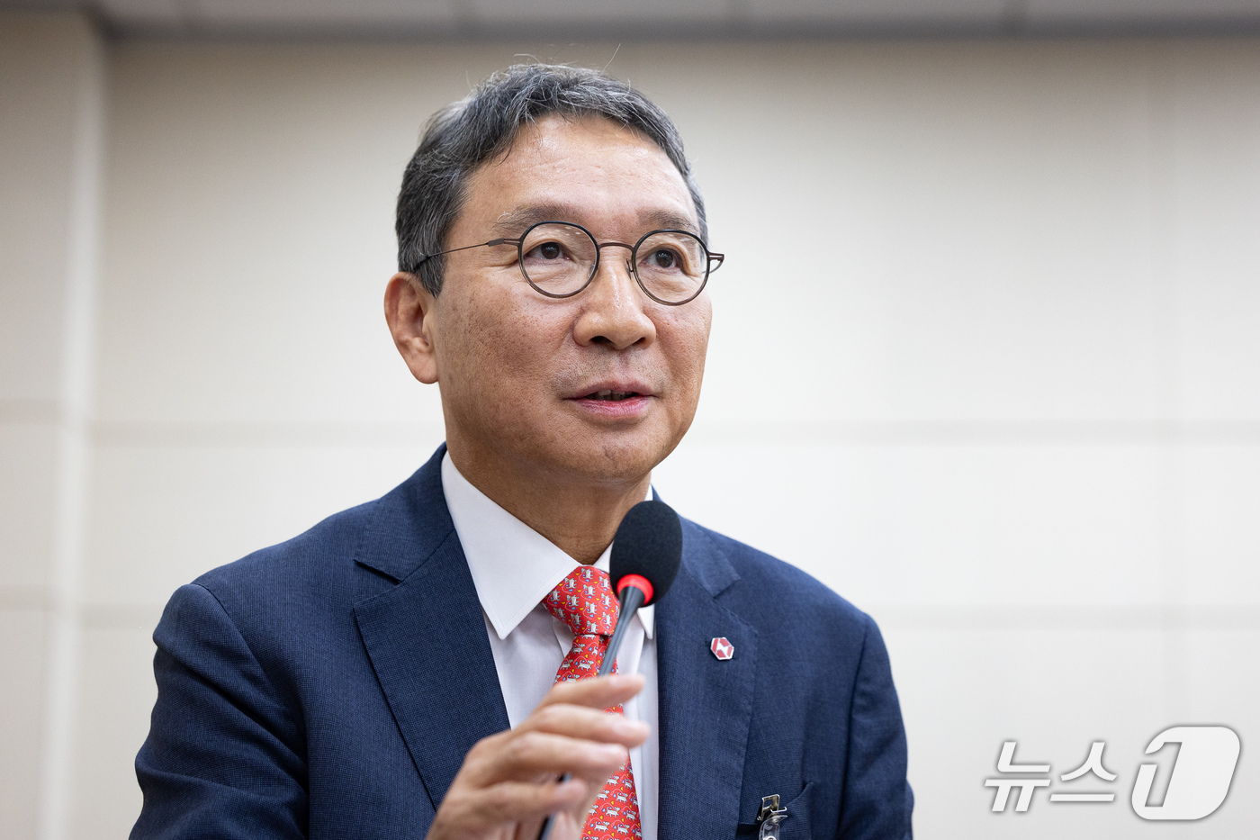 (서울=뉴스1) 유승관 기자 = 김학수 넥스트레이드 대표가 22일 서울 여의도 국회에서 열린 정무위원회의 금융위원회, 금융감독원 등에 대한 국정감사 종합감사에 인반증인으로 출석해 …
