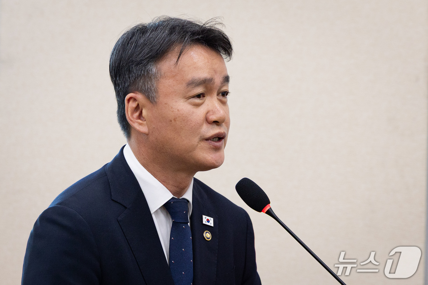 (서울=뉴스1) 유승관 기자 = 이종욱 관세청장이 22일 서울 여의도 국회에서 열린 재정경제기획위원회의 재정경제부 등에 대한 국정감사 종합감사에 출석해 의원 질의에 답하고 있다. …