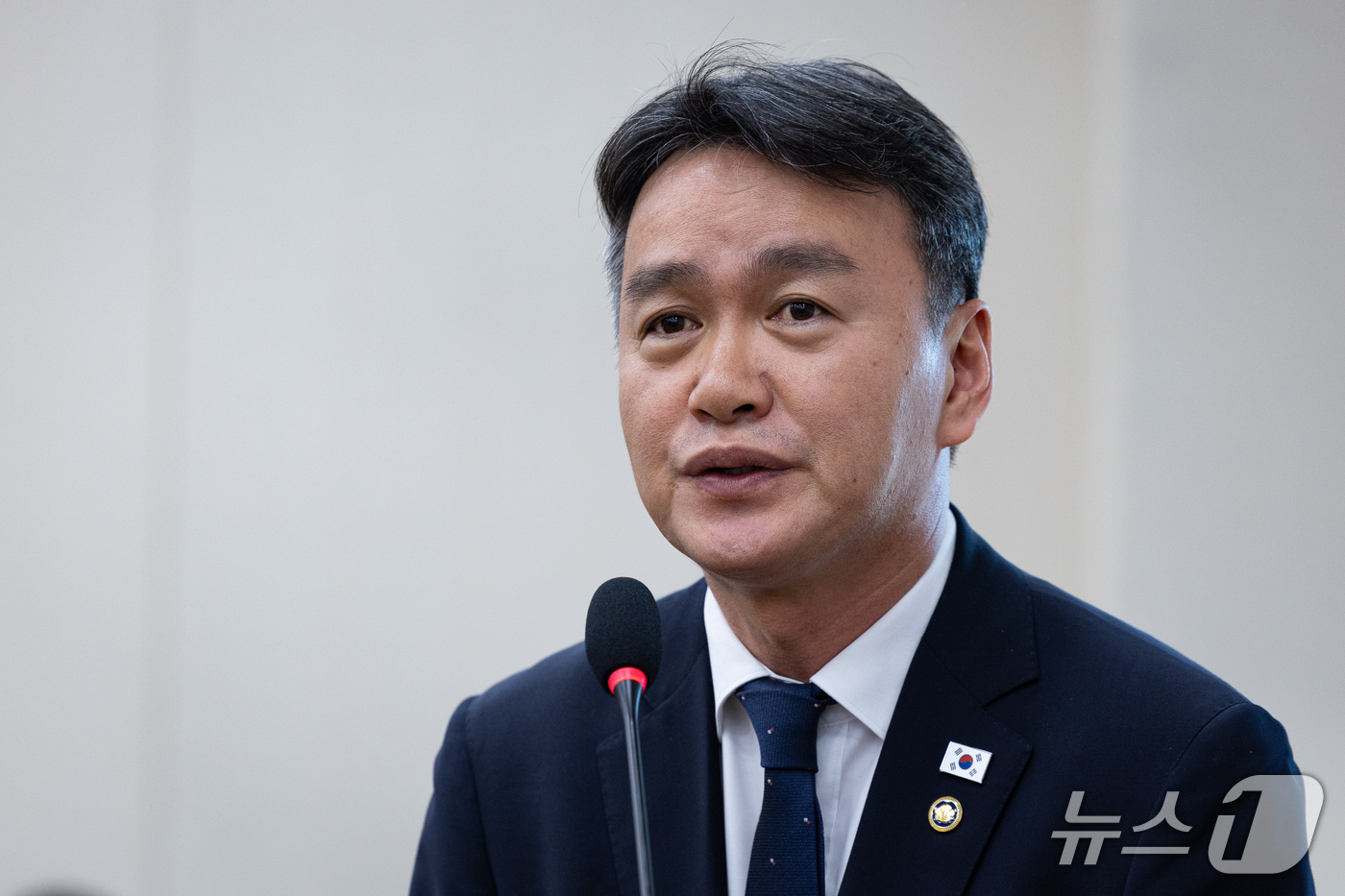 (서울=뉴스1) 유승관 기자 = 이종욱 관세청장이 22일 서울 여의도 국회에서 열린 재정경제기획위원회의 재정경제부 등에 대한 국정감사 종합감사에 출석해 의원 질의에 답하고 있다. …