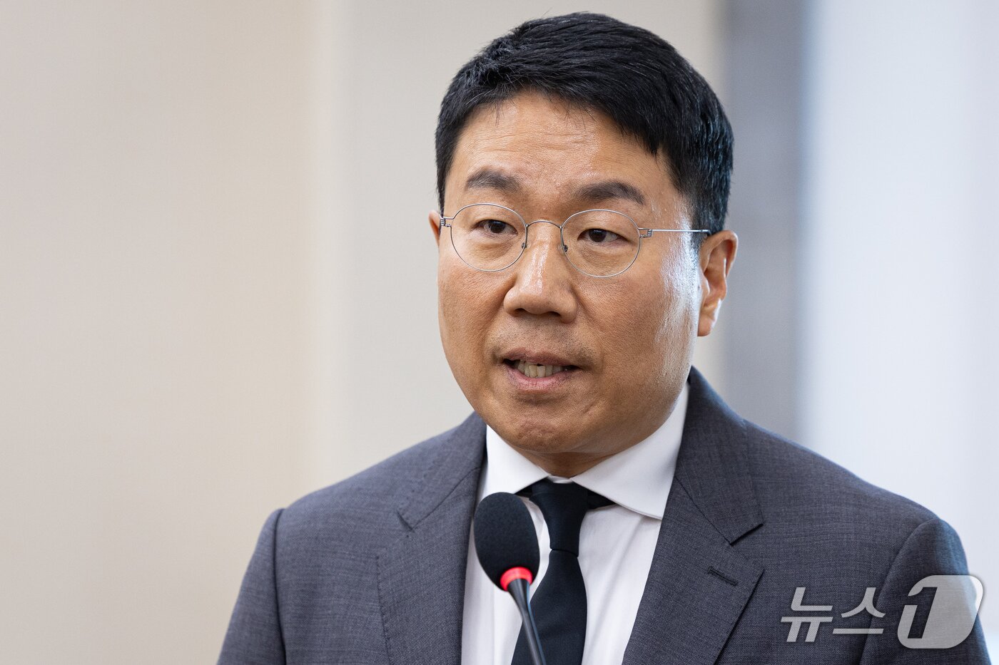 본문 이미지 - 윤구 구글코리아 사장이 서울 여의도 국회에서 열린 재정경제기획위원회의 재정경제부 등에 대한 국정감사 종합감사에 일반증인으로 출석해 의원 질의에 답하고 있다. 2026.10.22 ⓒ 뉴스1 유승관 기자