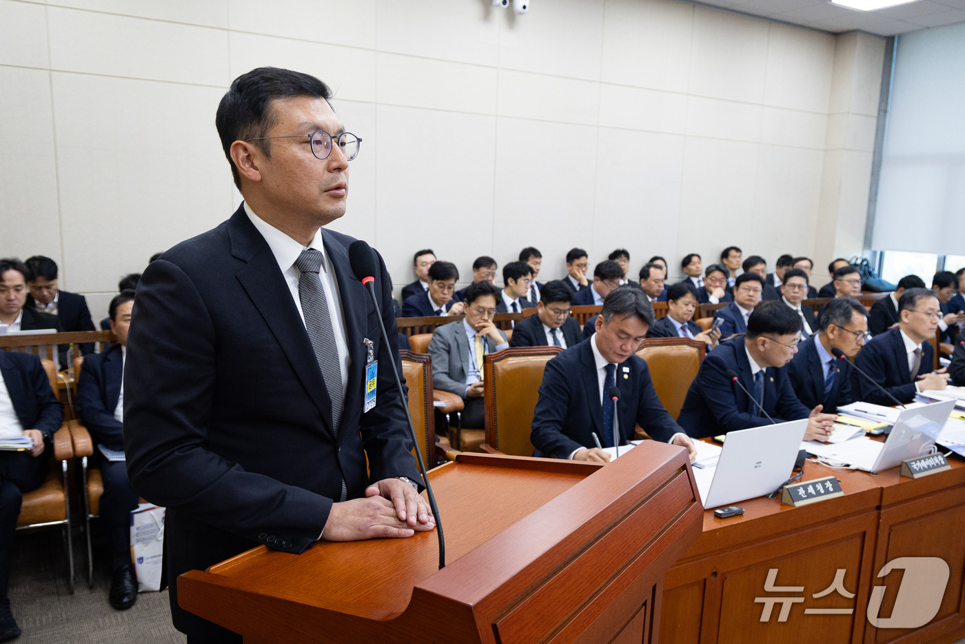 (서울=뉴스1) 유승관 기자 = 김주연 우아한형제들 최고재무책임자(CFO)가 22일 서울 여의도 국회에서 열린 재정경제기획위원회의 재정경제부 등에 대한 국정감사 종합감사에 인반증인 …