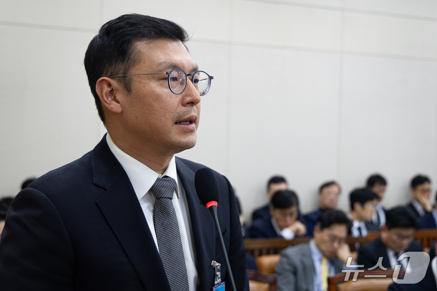 (서울=뉴스1) 유승관 기자 = 김주연 우아한형제들 최고재무책임자(CFO)가 22일 서울 여의도 국회에서 열린 재정경제기획위원회의 재정경제부 등에 대한 국정감사 종합감사에 인반증인 …