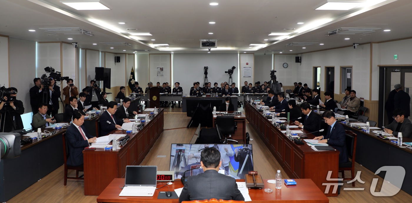 (제주=뉴스1) 고동명 기자 = 22일 오후 제주경찰청에서 국회 행정안전위원회가 국정감사를 하고 있다.2026.10.22/뉴스1