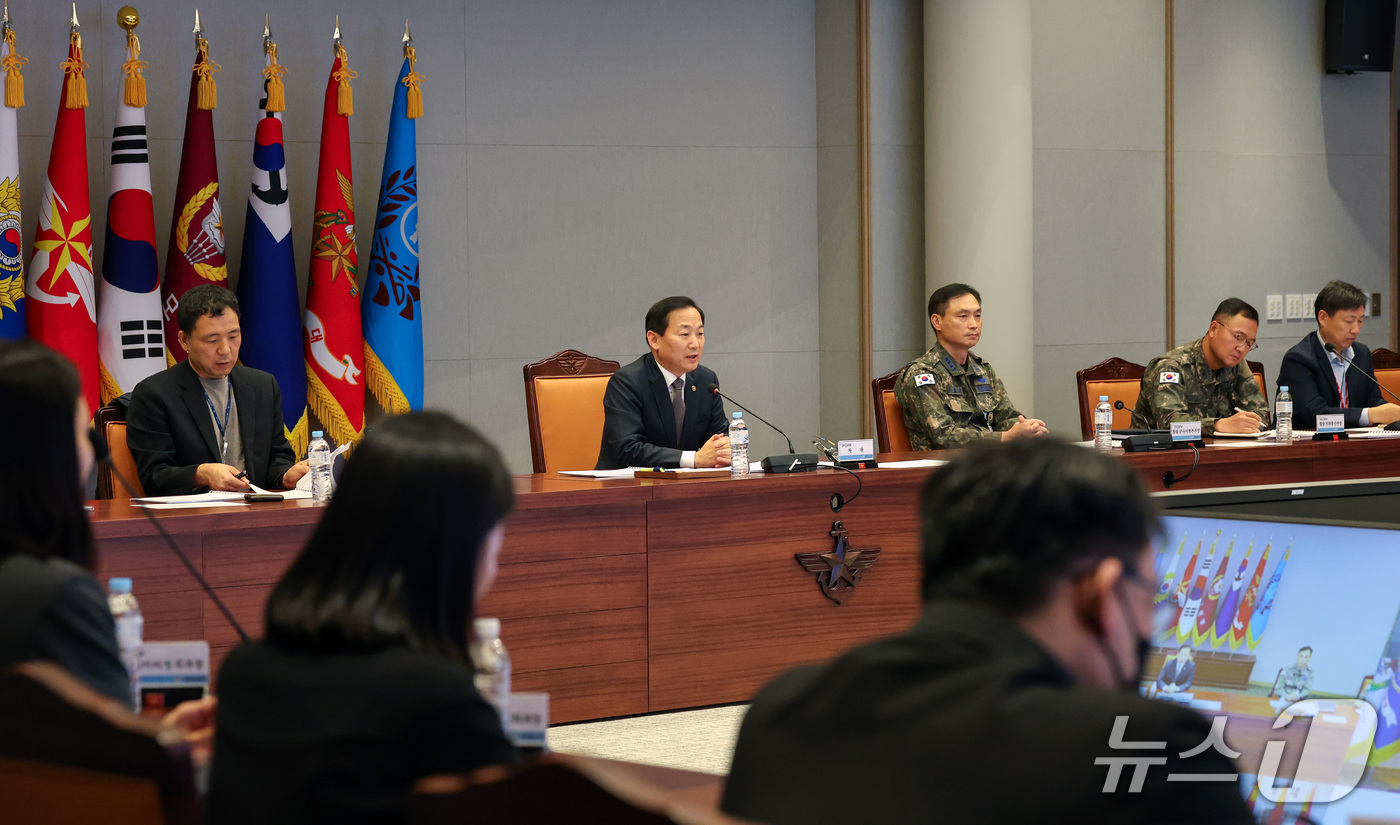 (서울=뉴스1) = 이두희 국방부 차관이 22일 오후 서울 용산구 국방부 대회의실에서 '2026 국방인공지능 추진평가 회의'를 주재하고 있다. (국방부 제공. 재판매 및 DB 금지 …