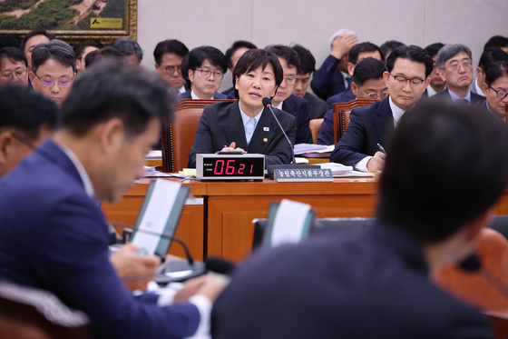 [국감] 의원 질의 답변하는 송미령 장관