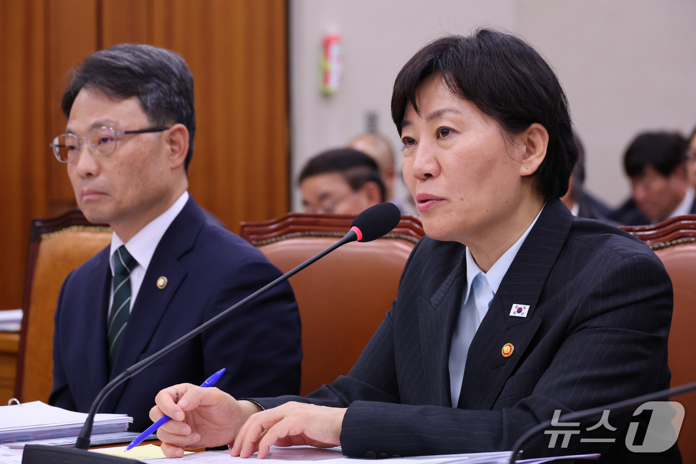 (서울=뉴스1) 신웅수 기자 = 송미령 농림축산식품부 장관이 22일 서울 여의도 국회에서 열린 농림축산식품해양수산위원회의 농림축산식품부 등에 대한 종합감사에서 의원 질의에 답변하고 …