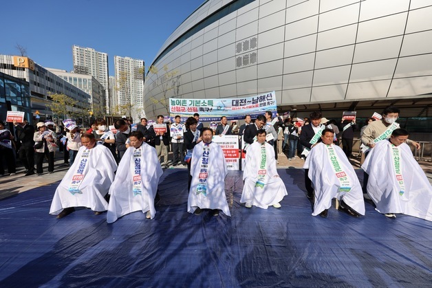 대전~남해 철도 구축·농어촌 기본소득 촉구…산청군의원 6명 삭발