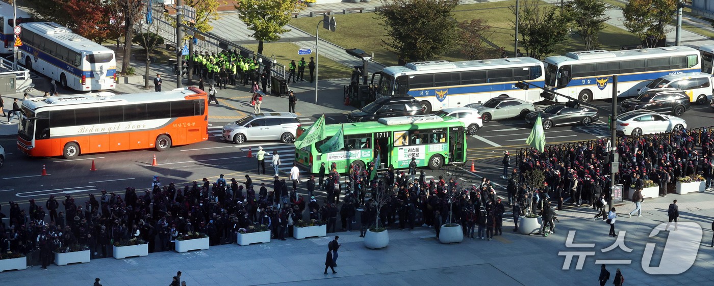 (서울=뉴스1) 이종덕 기자 = 민주노총 전국건설노조 조합원들이 22일 서울 경복궁 앞 교차로에서 집회를 마치고 행진하고 있다. 노선버스가 집회 여파로 횡단보도에서 승객들을 하차시 …