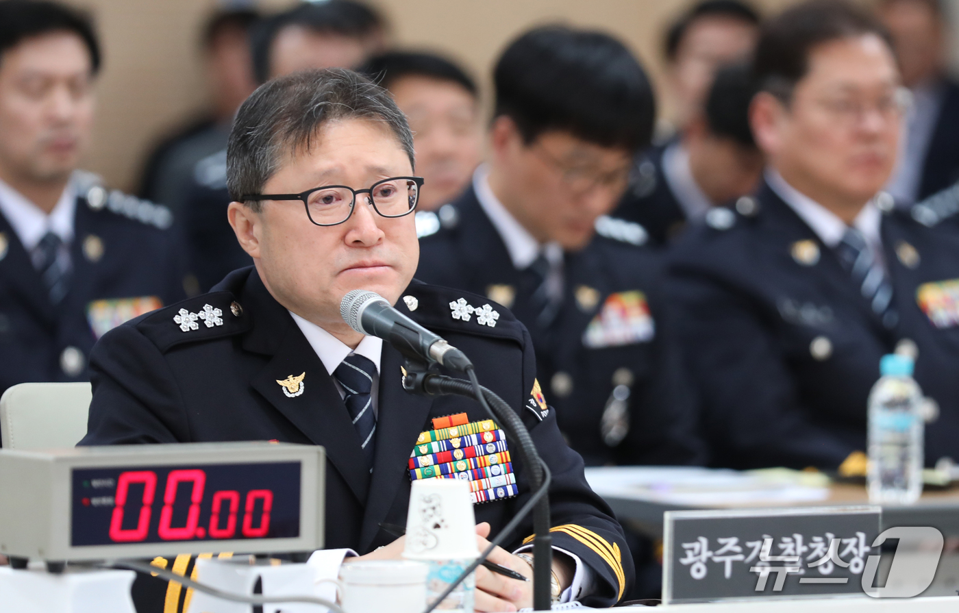 (광주=뉴스1) 안재영 기자 = 양영우 광주경찰청장이 22일 전남광주통합특별시 광주청사 중회의실에서 열린 국회 행정안전위원회 국정 감사에서 질의에 답변을 하고 있다. 2026.10 …