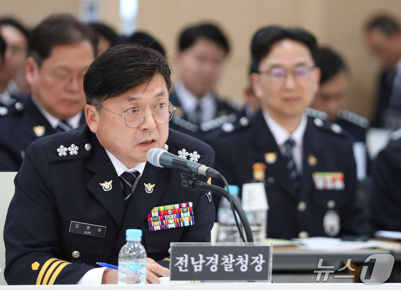 (광주=뉴스1) 안재영 기자 = 김호승 전남경찰청장이 22일 전남광주통합특별시 광주청사 중회의실에서 열린 국회 행정안전위원회 국정 감사에서 질의에 답변을 하고 있다. 2026.10 …