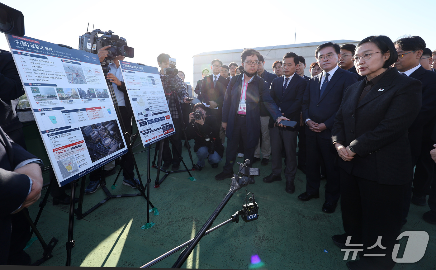 (서울=뉴스1) 김성진 기자 = 한성숙 국무총리가 22일 서울 강서구 구 공항고등학교 부지를 찾아 주택 공급 현장 점검을 하고 있다. 2026.10.22/뉴스1