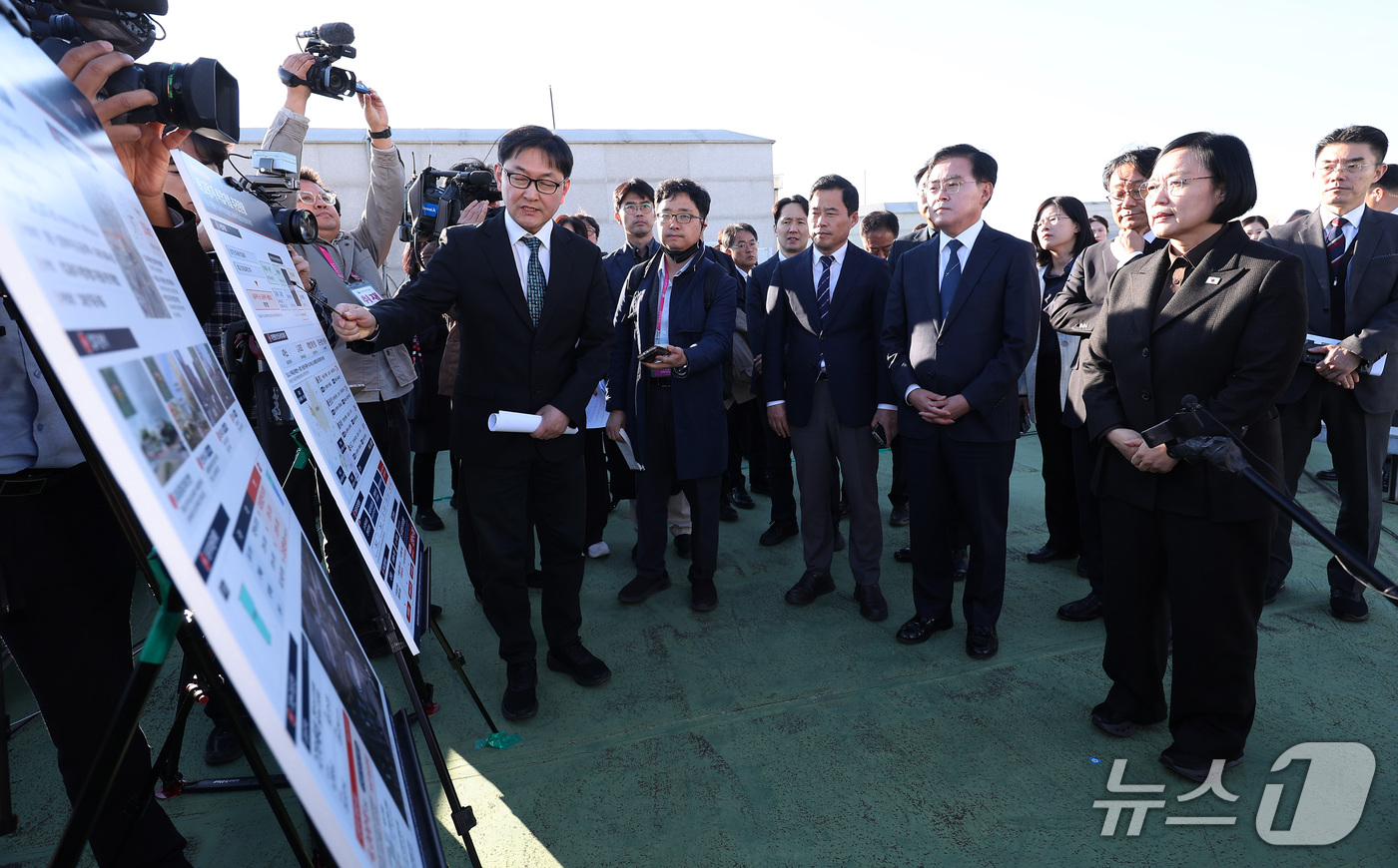 (서울=뉴스1) 김성진 기자 = 한성숙 국무총리가 22일 서울 강서구 구 공항고등학교 부지를 찾아 주택 공급 현장 점검을 하고 있다. 2026.10.22/뉴스1