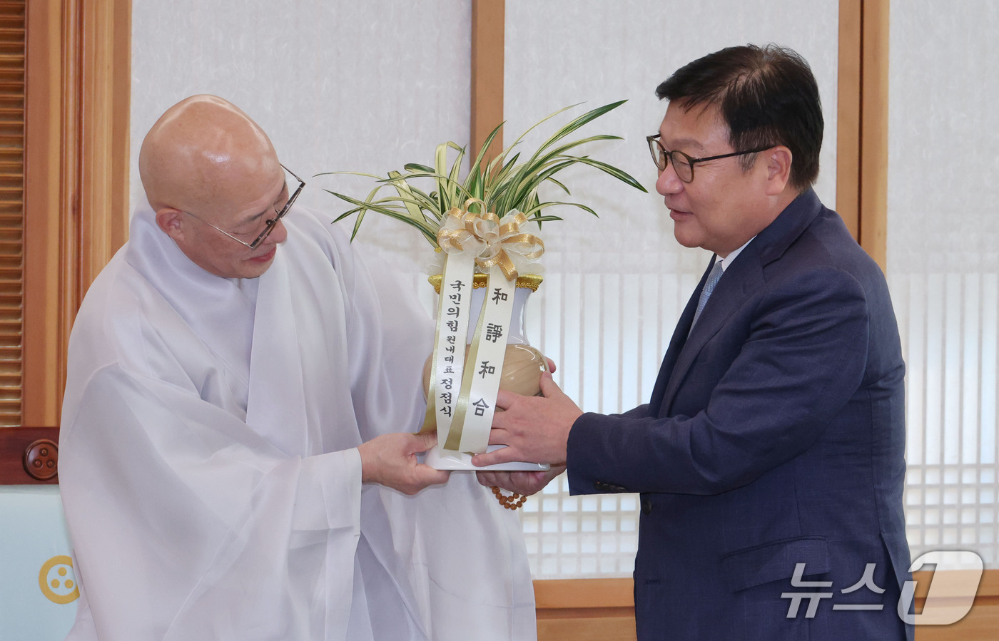 (서울=뉴스1) 국회사진기자단 = 정점식 국민의힘 원내대표가 22일 조계사 한국불교역사문화기념관에서 대한불교 조계종 총무원장 진우스님을 예방하며 난을 선물하고 있다. 2026.10 …