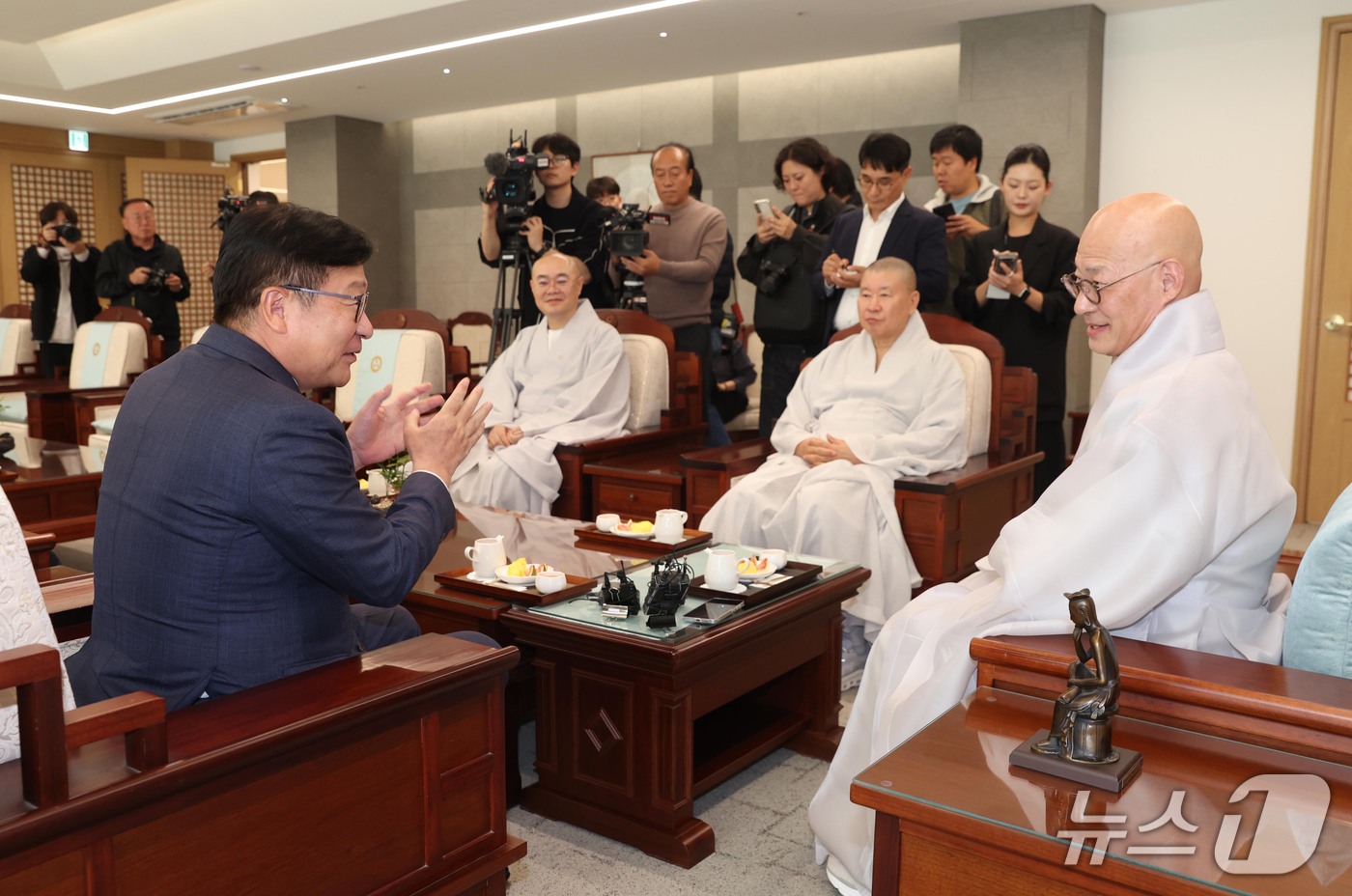 (서울=뉴스1) 국회사진기자단 = 정점식 국민의힘 원내대표가 22일 조계사 한국불교역사문화기념관에서 대한불교 조계종 총무원장 진우스님을 예방하고 있다. 2026.10.22/뉴스1